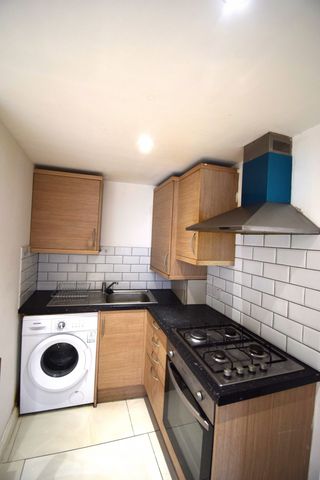 Two bedroom Annex property ideal for student couples- £1800 inclusive - Photo 5