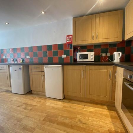 1 bedroom in a house share to rent - Photo 3