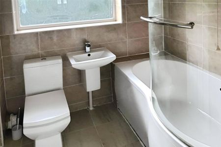 4 bedroom semi-detached house to rent - Photo 5