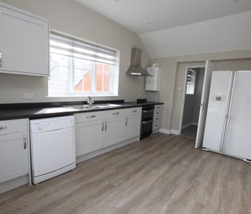 3 Bedroom Flat , Chester - Photo 4