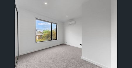 Brand New, Stylish Front Townhouse in a Superb Location - Photo 4