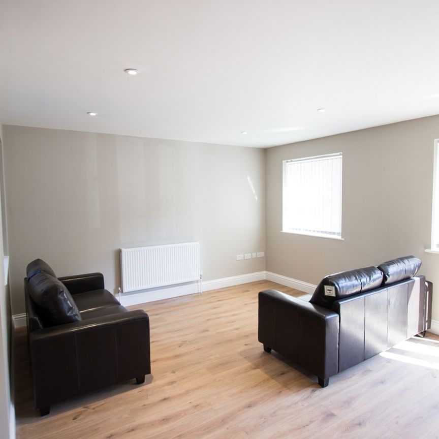 8 Bed Semi-Detached House, Carlton Road, SO15 - Photo 1