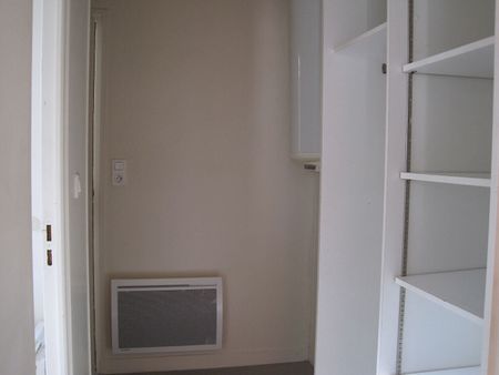 A LOUER STUDIO MEUBLE PROCHE CENTRE VILLE A ST QUENTIN 02100 - Photo 2