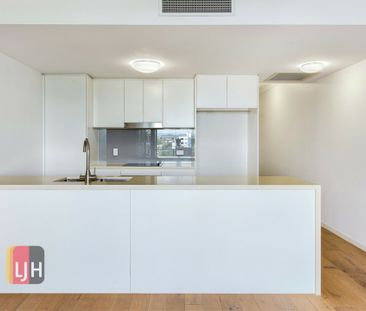 LOW MAINTENANCE LIVING - 2 CAR SPACES & LIFT ACCESS TO UNIT ! - Photo 4