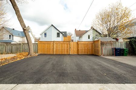 For Lease - 6 Luttrell Avenue Unit# 2nd Floor, Toronto, Ontario - Photo 2