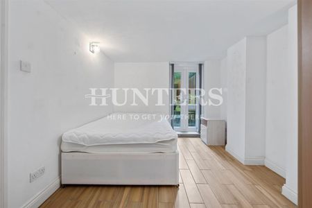 3 bedroom Flat To Let - Photo 2