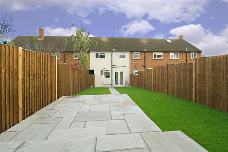 Morpeth Avenue, Borehamwood - Photo 3