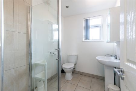 6 Bedroom Student Home! 162pppw 52 Weeks. All Bills included. No fees Room 3 - Photo 2