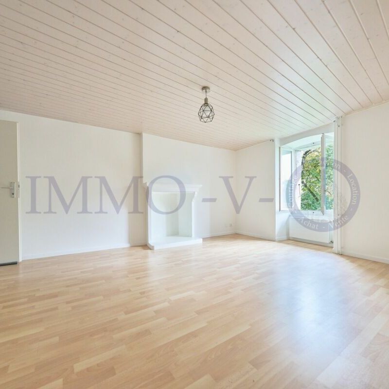 SPACIOUS TRI-LEVEL WITH CHARM AND BALCONY-TERRACE - Foto 1