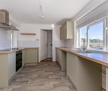 3 bedroom semi-detached house to rent - Photo 6