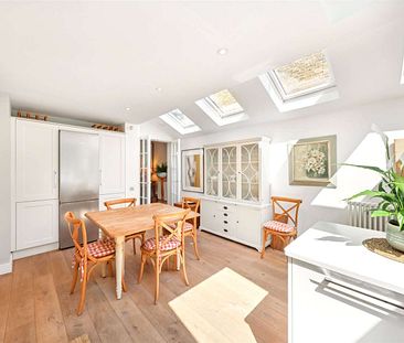 SHORT LET - A beautiful three bedroom house on the desirable Elsley Road. - Photo 1