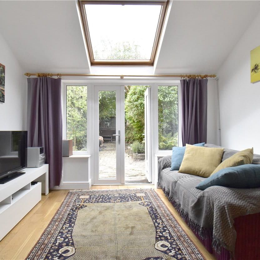 A beautifully presented 2 bedroom terraced house situated in the heart of Cambridge. Mature rear garden GCH. Permit parking. Part Furnished. Available for 6 months only. - Photo 1