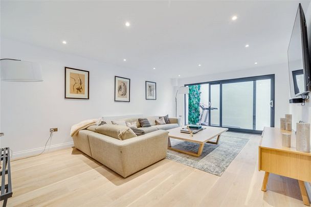 An immaculate recently refurbished five bedroom family home in prime location of Parsons Green. EPC rating C. - Photo 1