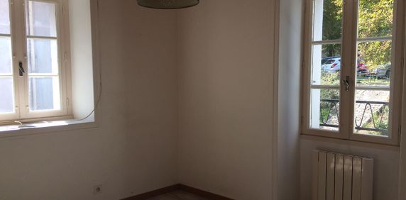 Location Appartement 1 pièce 23m² FONTENAY LE COMTE 85200 - Photo 2