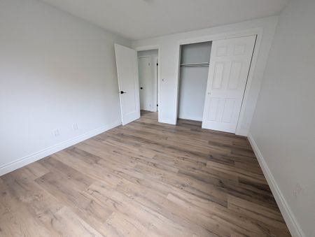 Cozy 5 Bedroom Townhouse in Thorold! - Photo 4