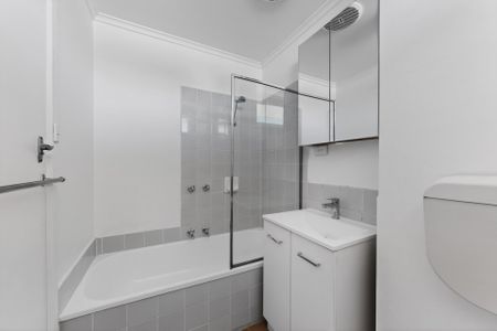 Freshly Updated Boutique Apartment in Prime Aberfeldie Location - Photo 4