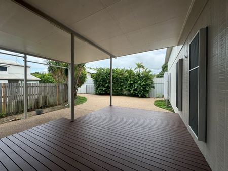 PRIVATE AND LOW MAINTENANCE 3 BEDROOM HOME IN PERFECT LOCATION - Photo 3