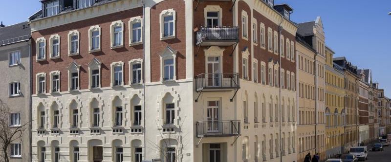Sehr schön sanierte 2-Zimmerwohnung im Altbau mit Fußbodenheizung, Parkett und Balkon ! - Photo 1