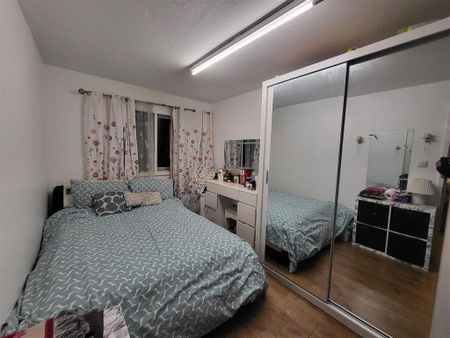 3 bedroom flat to rent - Photo 4