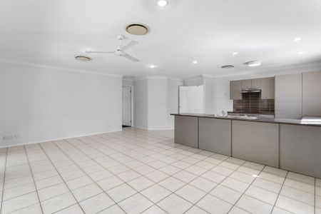 4 BEDROOM HOME + 2 LIVING AREAS + POOL! - Photo 2