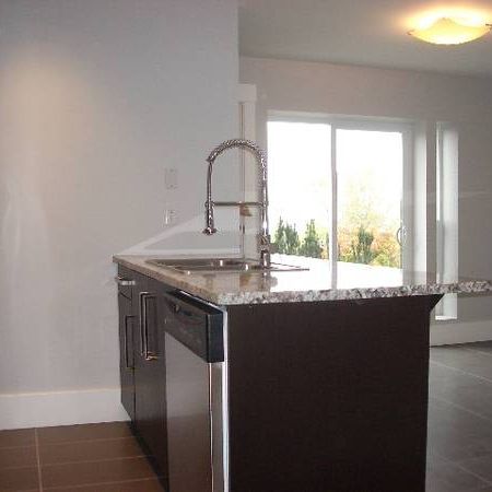 ****Stunning Above Ground 1 bedroom town home style suite new home**** - Photo 3