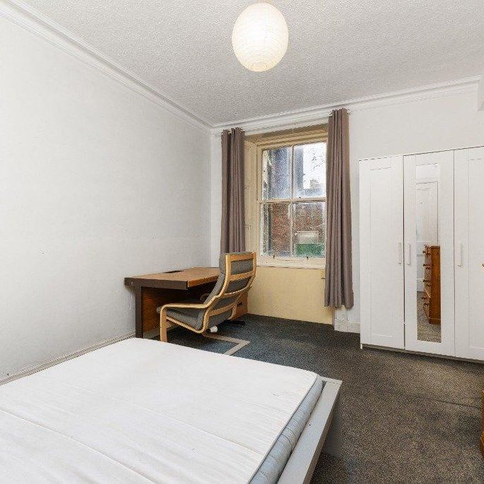 3 bedroom flat to rent - Photo 1