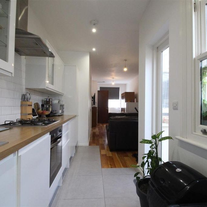 4 bedroom terraced house to rent - Photo 1