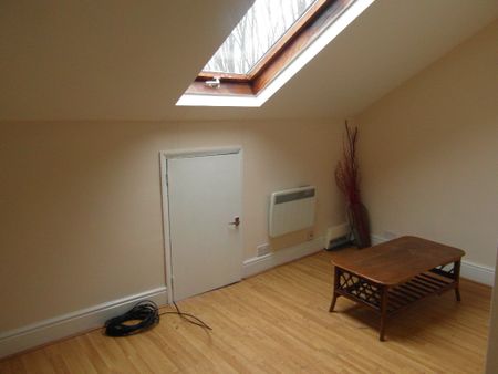 ***Available NOW* A one bedroom second floor property in the heart of Normanton Road. Providing excellent access to Derby City Centre and all local amenities. The property comprises of a large bedroom with separate bathroom, leading on to a eat in kitchen. - Photo 3