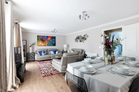 3 Bed, Apartment - Photo 2