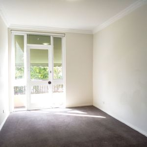 Oversized 2 Bedroom Walk to Station and Shops - Photo 2