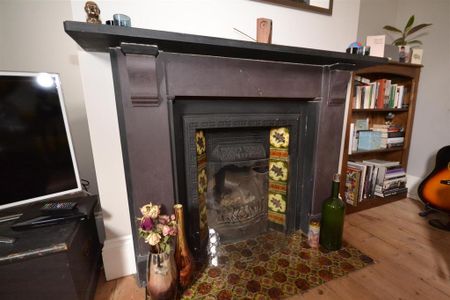 2 bedroom end of terrace house to rent - Photo 2