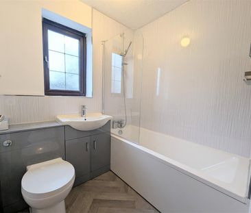 3 Beds - Detached house - - Photo 2