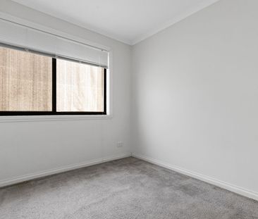 Simple home in a quiet neighborhood - Photo 3