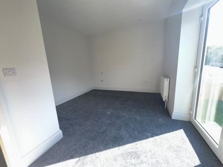 4 bedroom semi-detached house to rent - Photo 5