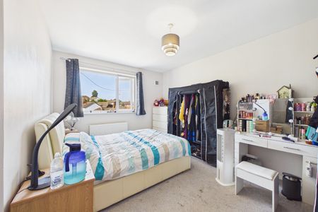 3 bedroom Flat in Yorktown Road, Sandhurst - Photo 3
