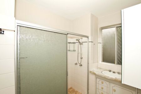 2 BEDROOM UNIT WALKING DISTANCE TO SHOPS ! - Photo 2