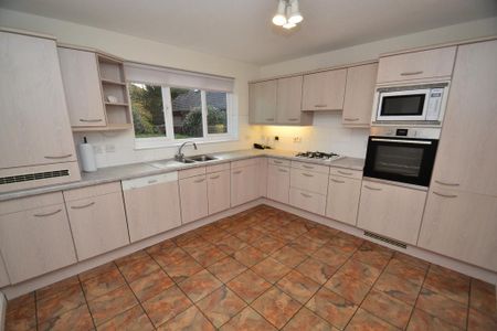 3 bedroom flat to rent - Photo 4