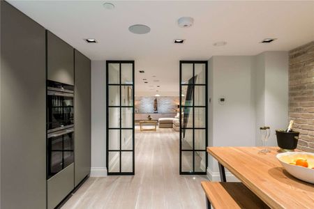 Completely modernised three bedroom townhouse moments from Marylebone - Photo 2