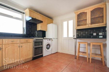 3 bedroom terraced house to rent - Photo 4
