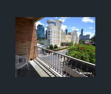 Stylish Furnished Studio in the Heart of the City – Walk to Ferry, ... - Photo 5