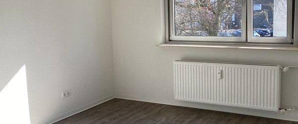 Wo das Leben so spielt - renoviert 3 Zimmer-Wohnung mit Balkon in der City - Photo 1