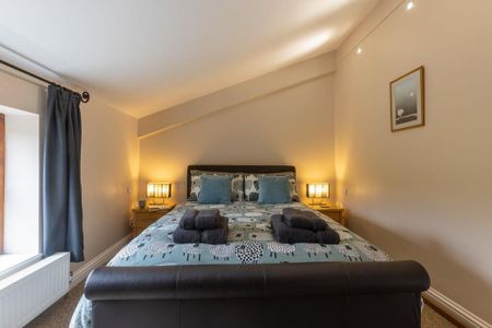 2 bedroom mews to rent - Photo 4