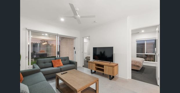 Modern Luxury Living in the Heart of Deception Bay - Fully Furnished Property! - Photo 1