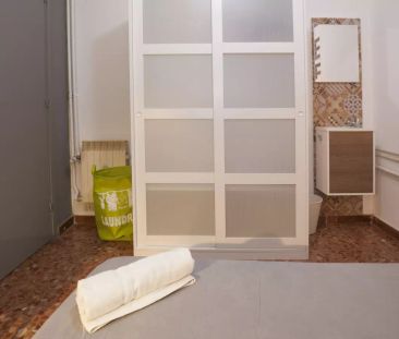 Nice room with desk in shared apartment, Eixample - Photo 5
