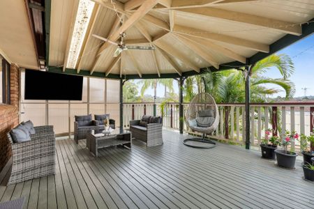 Modern family home with pool - Photo 3