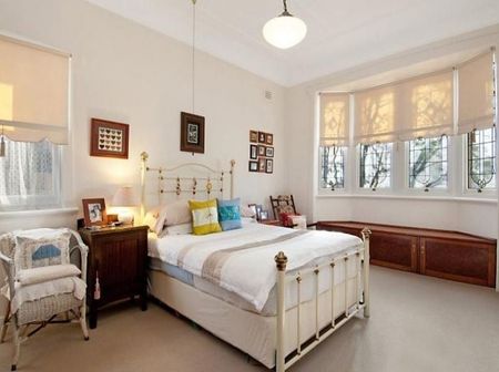 Beautiful family home brimming with period detailing - Photo 4