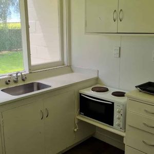 Sunny, cozy unit, ready for new tenants to call home - Photo 2