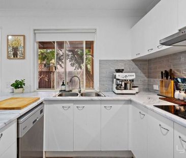 Spacious Townhouse in Secure Gated Complex – Prime Location! - Photo 6