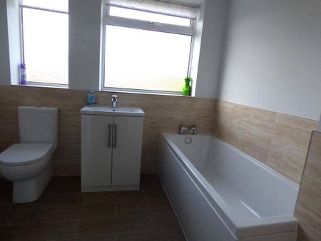 4 bedroom semi-detached house to rent - Photo 5