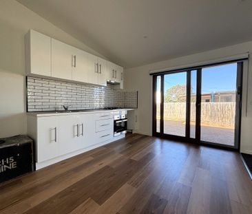 Unique Home- 4 bedroom 2 bathroom and 2 kitchens! - Photo 3